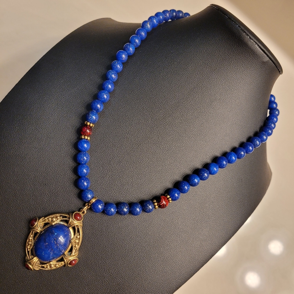 1928 Blue & Red Beaded Necklace Antiqued Gold-tone Sparkling Faux Lapis Pendant - Picture 10 of 15